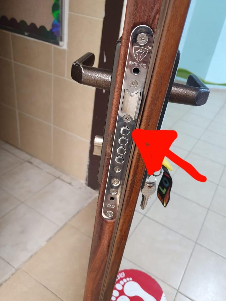 החלפת מנגנון בדלת פלדלת עם פלג מנעולן בגן יבנה