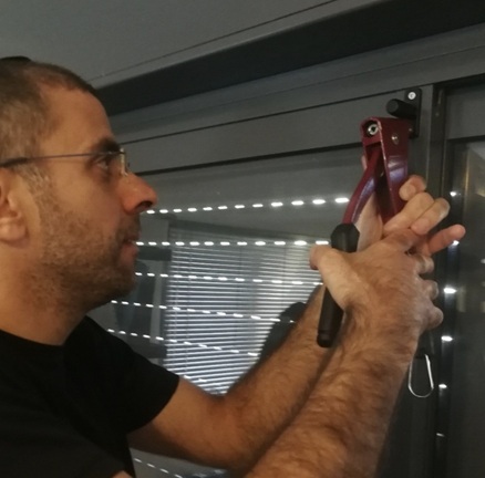התקנת מנעול לחלון בגן יבנה עם פלג מנעולים